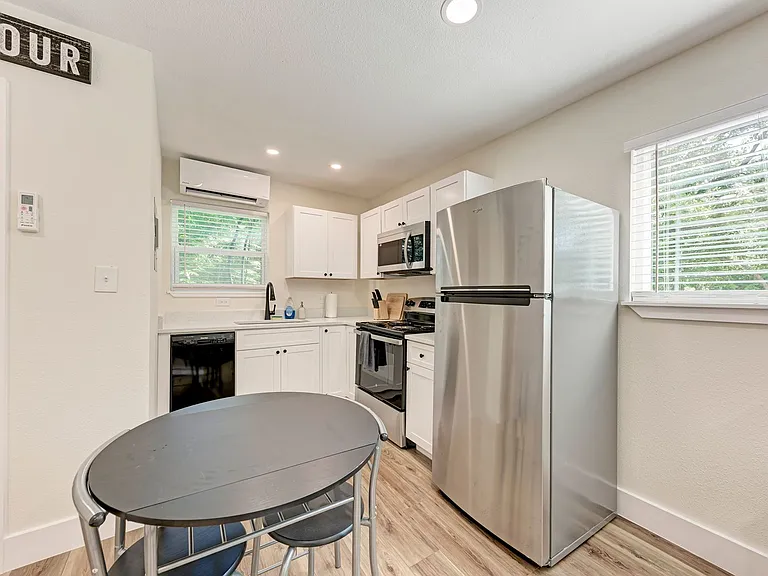 2302 Leon St #9 — Photo 4