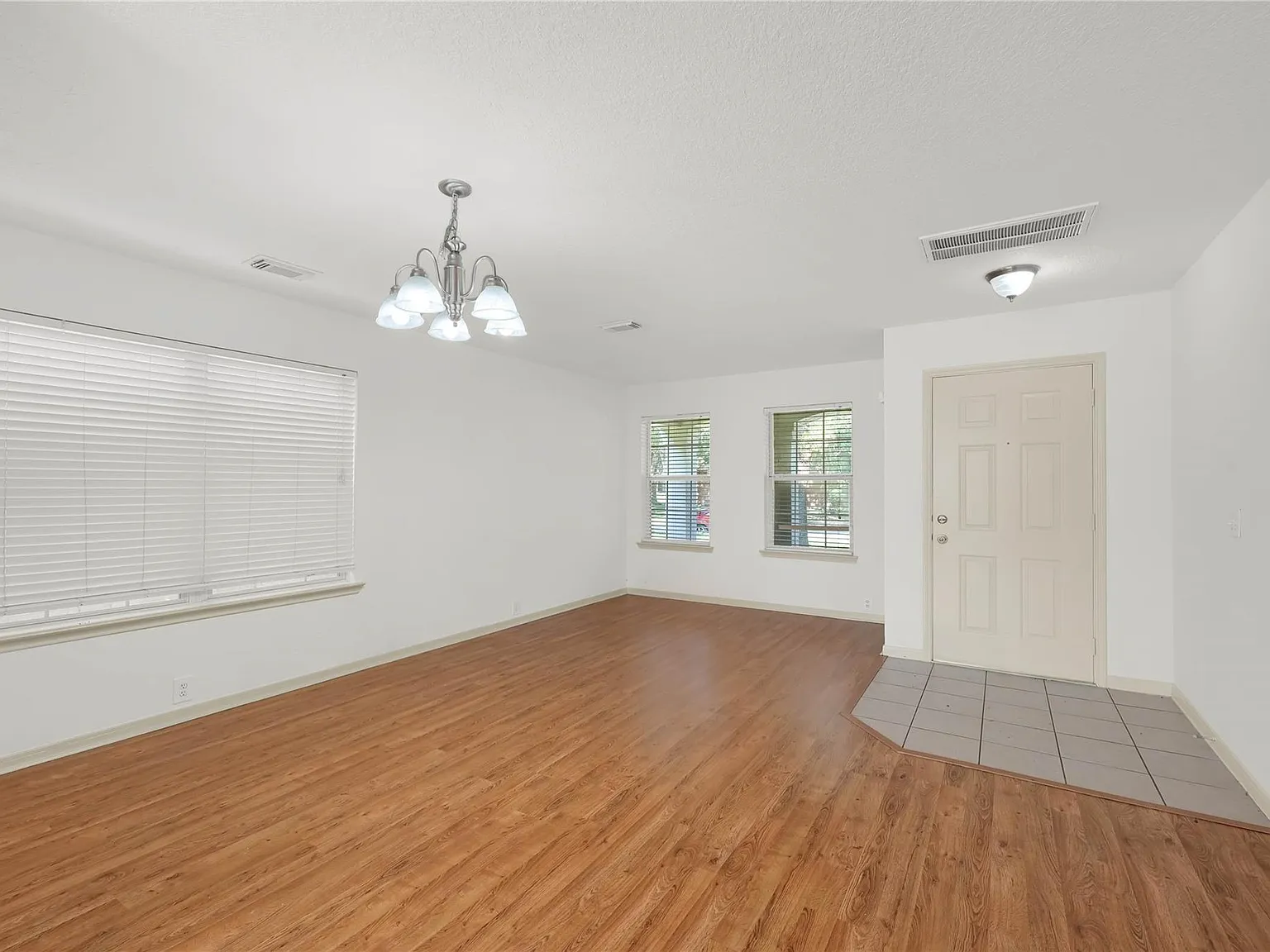 3 bed, 2.5 bath, 2430 sqft, $2,150 — Photo 3