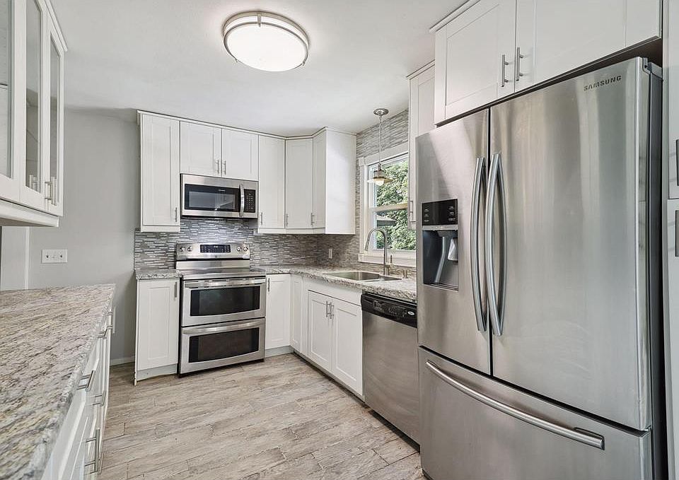 1st image of 107 2nd Ave NE
