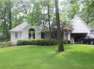 8235 Country Brook Dr, Holland, OH 43528