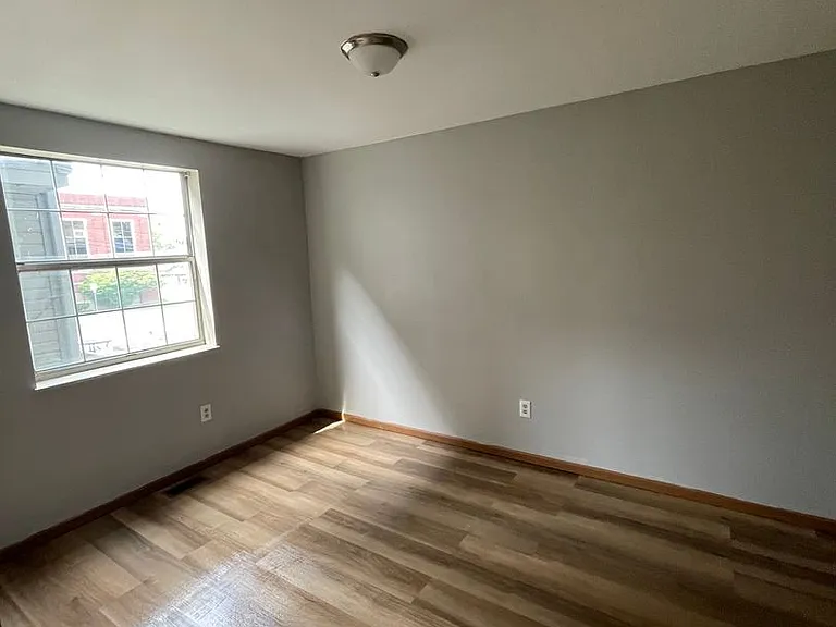2163 Indianola Ave — Photo 3