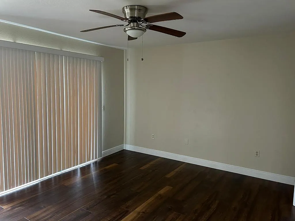222 Carpenters Way, Unit 6 — Photo 3