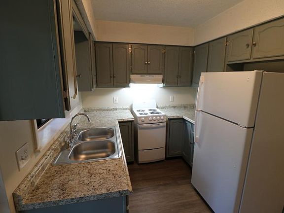 3rd image of 2 Waldron Ln