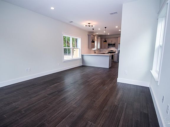 3rd image of 606 W Jackson St