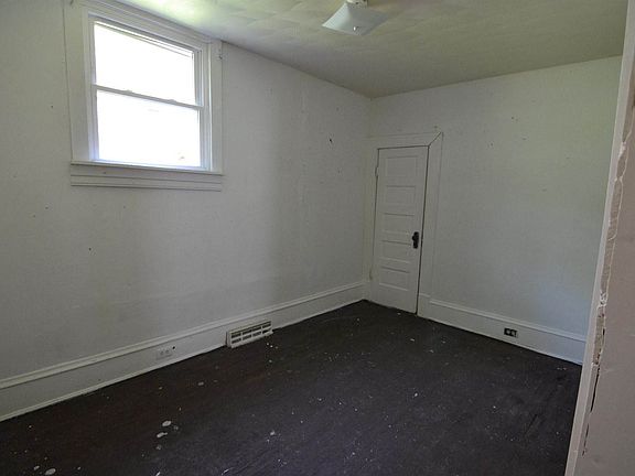 5th image of 2106 Hanover Ave NW