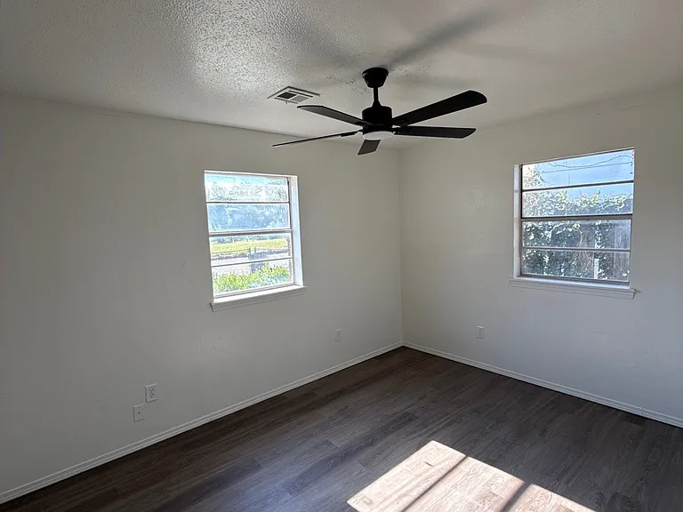 1621 N Christine Dr — Photo 3