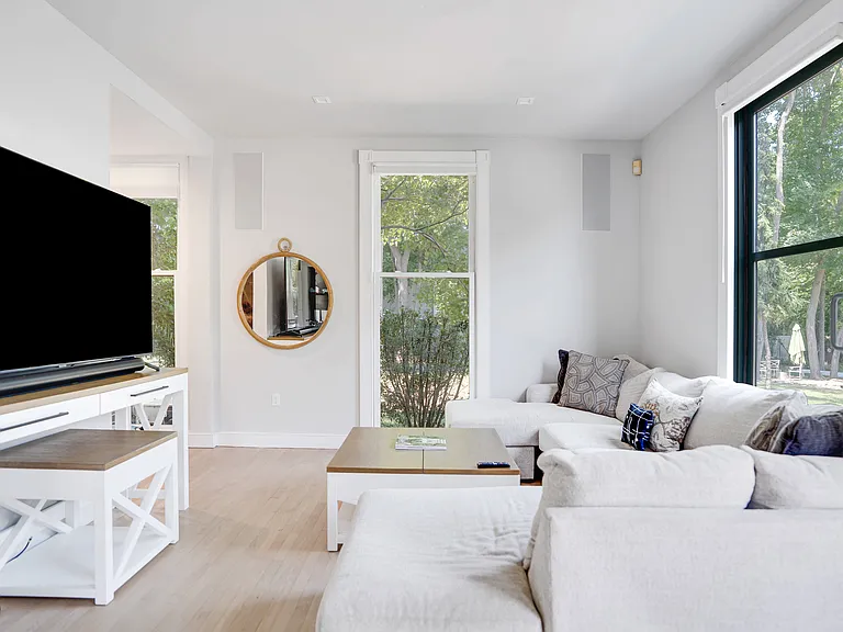 127 Bay St — Photo 10