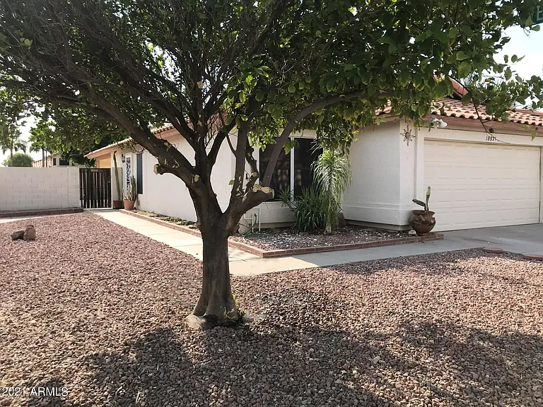 18871 N 75th Dr — Photo 2