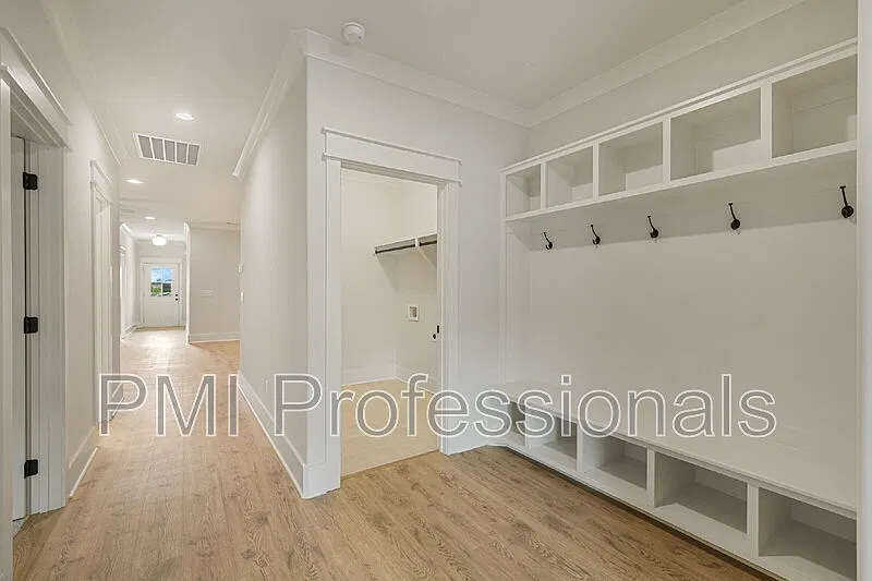 3 bed, 2.0 bath, 1925 sqft, $2,549 — Photo 4