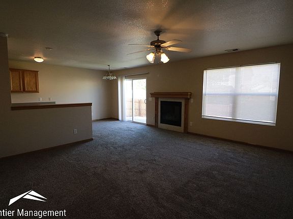 3rd image of 911-913 Jackalope Ct #911