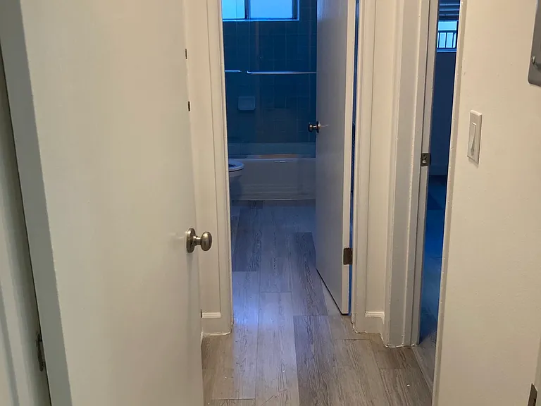 968 S Barrington Ave — Photo 7