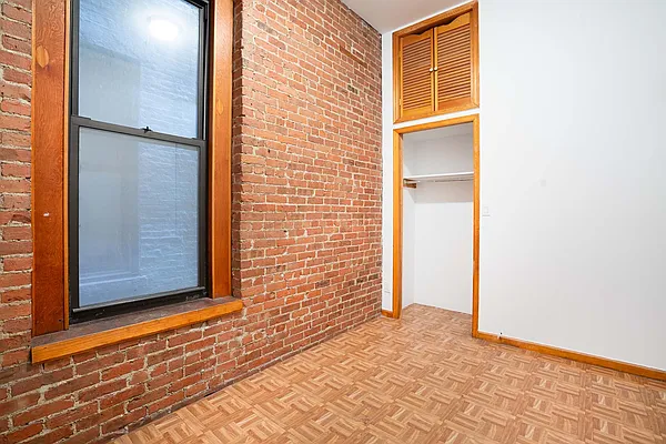 Rented by Waldstar Real Estate LLC | media 32