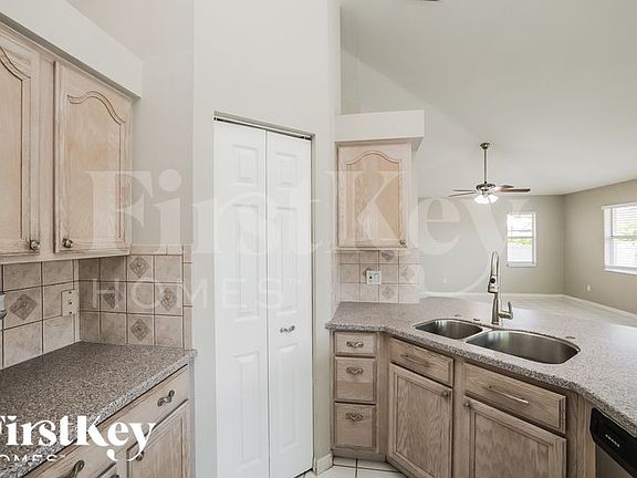 4th image of 2556 SW 28th Ave