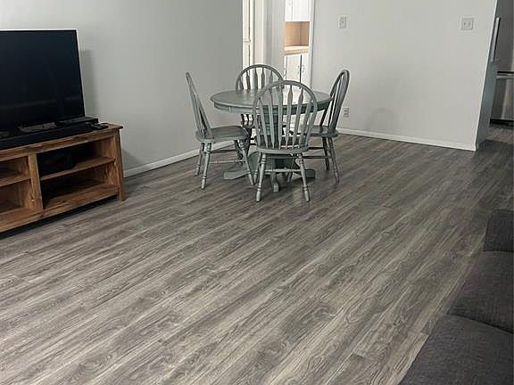 4th image of 322 W 6th St
