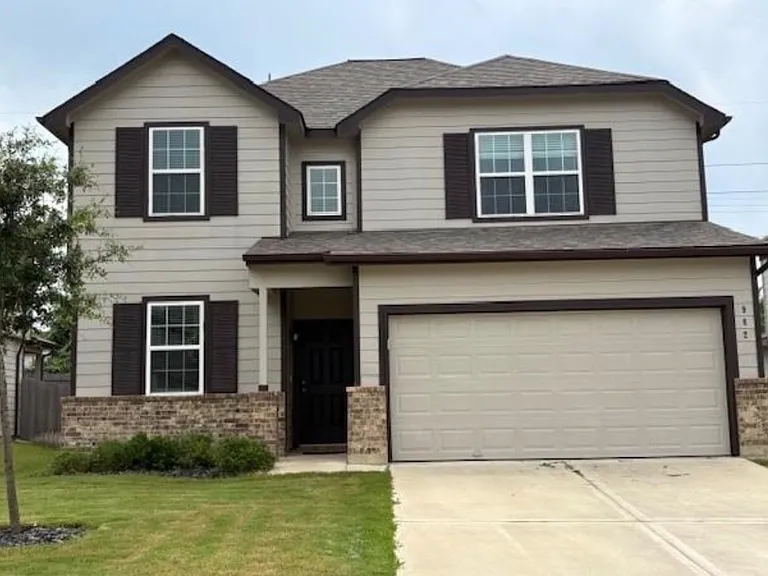 982 Crossing Dr — Photo 1