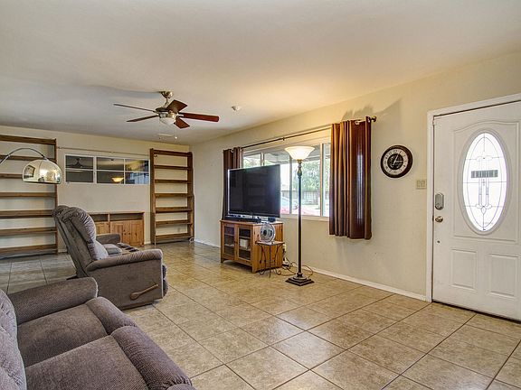 5th image of 2414 W Village Dr