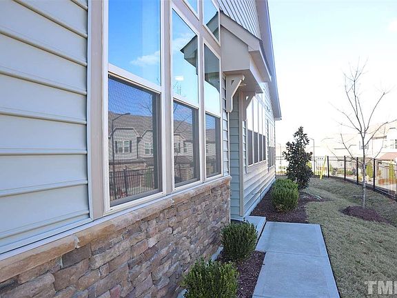 3rd image of 521 Aronia Dr