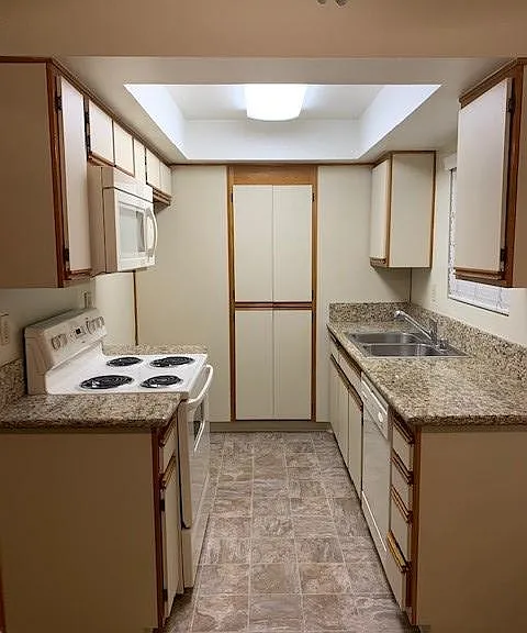 Burbank 300 E. Tujunga - 2-Room Studios — Photo 20