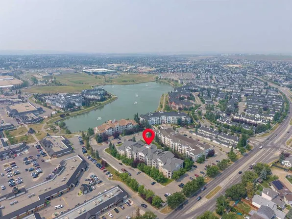 17 S Country Village Bay NE #102, Calgary, AB T3K 5Z3
