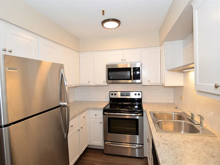 Renovated Apartment With In-Unit Washer-Dryer & Garage Parking! — Photo 24