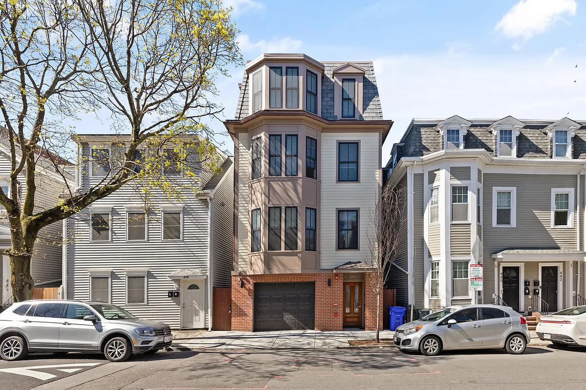 Building Photo - 447 W 4th St #2