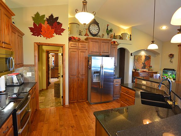 3rd image of 912 Locharno Dr
