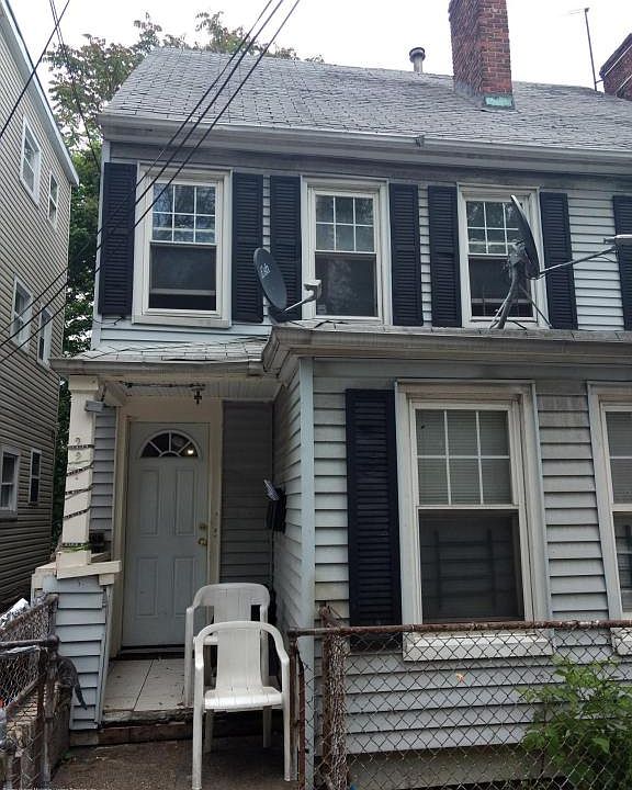 1st image of 221 York Ave
