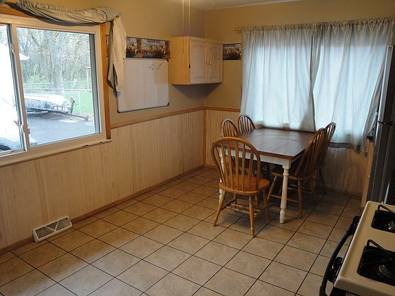 4th image of 151 E. Maple Dr.