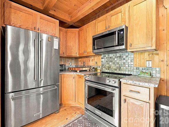 3rd image of 132 Falls View Trl