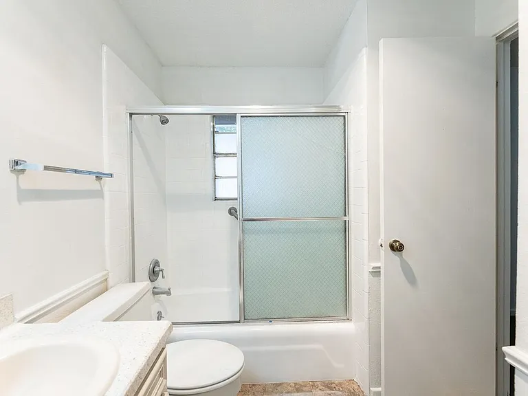 5439 40th St #B — Photo 32