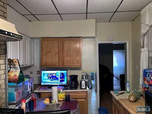 4th image of 146 Union St