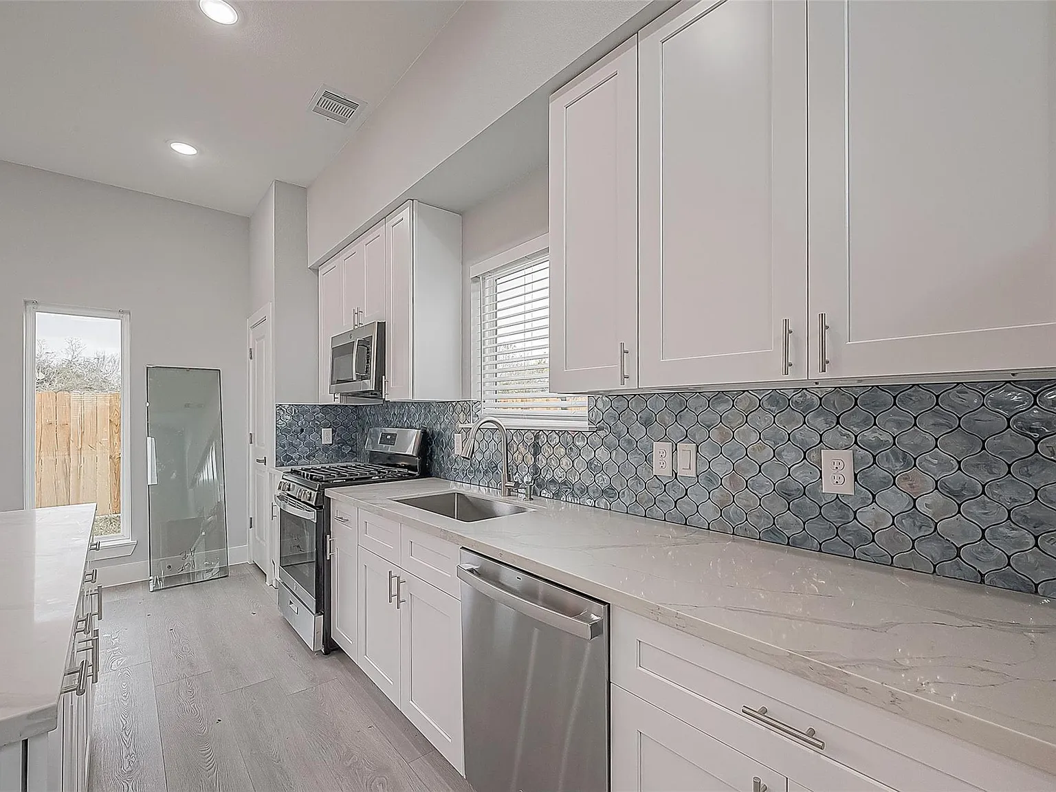 3 bed, 2.0 bath, 2053 sqft, $2,500 — Photo 3