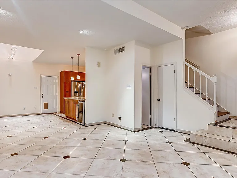 7350 Kirby Dr #5 — Photo 5