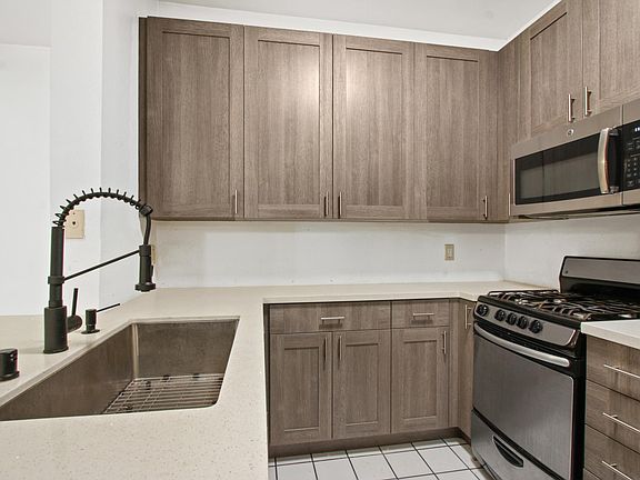 3rd image of 535 Magnolia Ave Unit 220