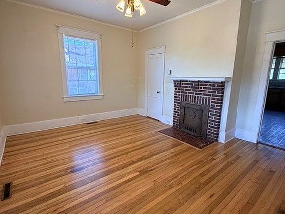 3rd image of 420 Bond Ave