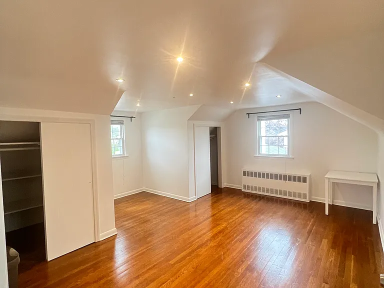 932 Linden Ave — Photo 1
