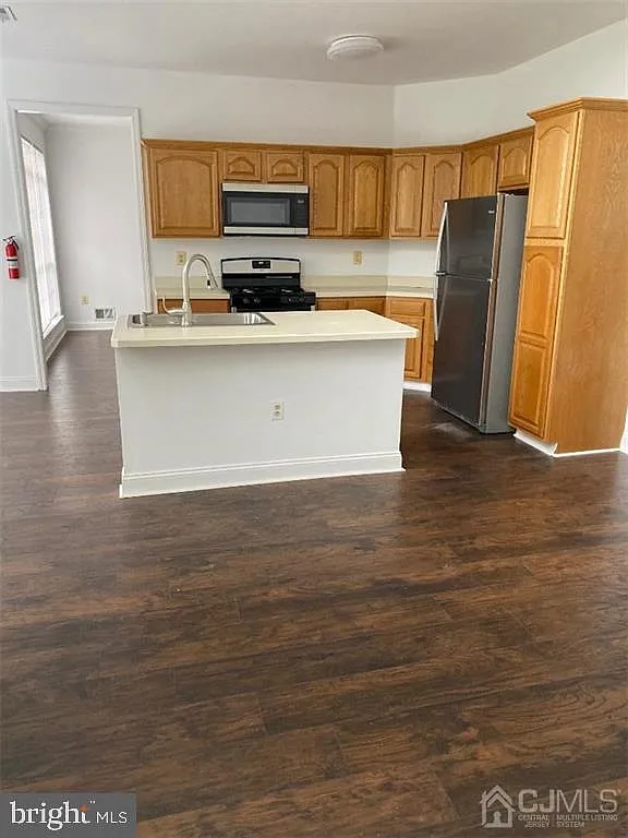 4 bed, 2.5 bath, 2262 sqft, $5,200 — Photo 4