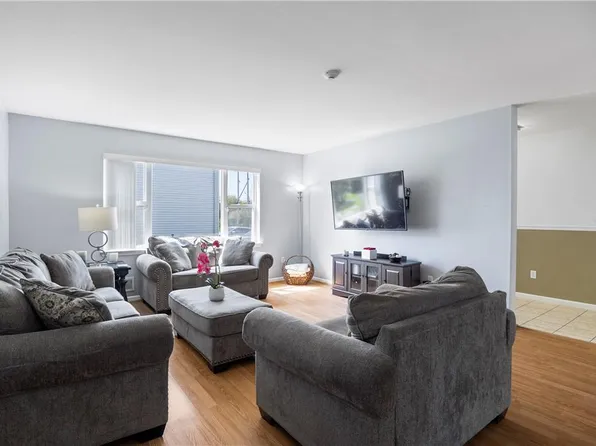 18 Knightsbridge Court, Nanuet, NY 10954