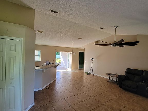 4th image of 1160 W Voorhis Ave