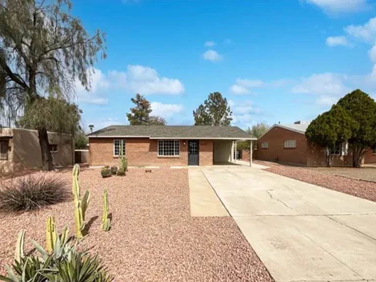 5043 E Hawthorne St — Photo 1