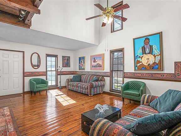 4th image of 2217 Canterbury Dr