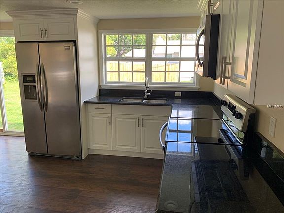 3rd image of 1225 Pecan St