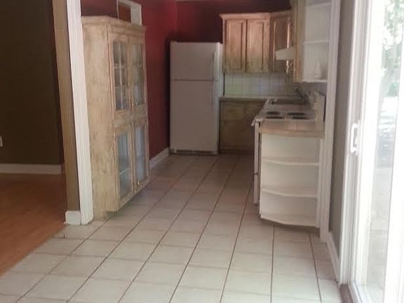 3rd image of 207 Live Oak Dr