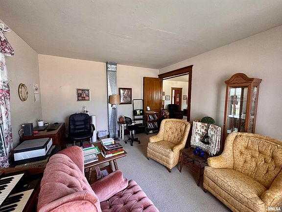 4th image of 106 E Main St