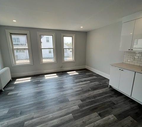 2nd image of 22 Lawrence Ave #5