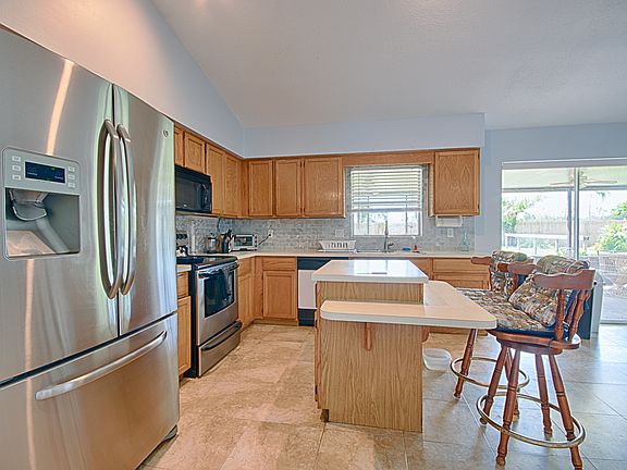4th image of 914 Meller Way