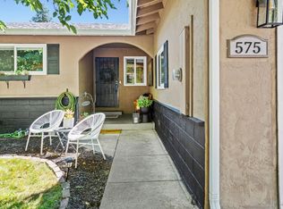 575 Oak Manor Dr, Ukiah, CA 95482