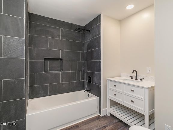 4th image of 156 Leisure Ln