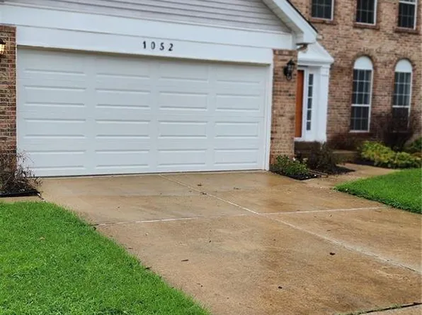 1052 Sweepstakes Ln, Florissant, MO 63034