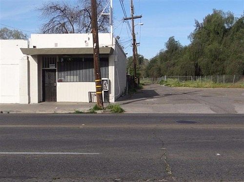 2nd image of 725 N Fresno St